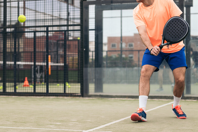 Joueur de padel en action